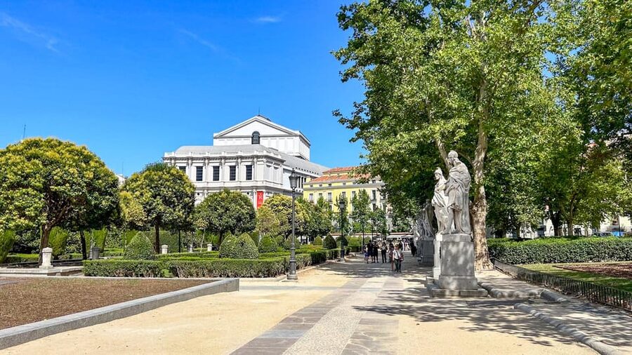 Madrid: Royal Palace Guided Tour with Skip-the-Line Entry - How the guide changes the experience