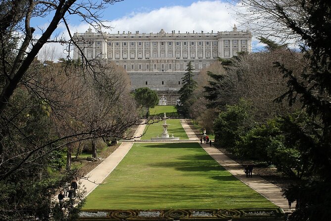Madrid: Royal Palace Guided Tour with Skip the Line Ticket - Why a guided visit helps inside Madrid’s Royal Palace
