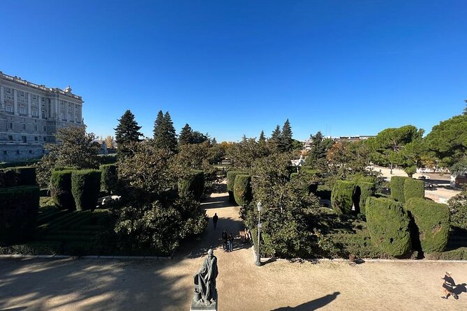 Madrid: Royal Palace Guided Tour with Skip the Line Ticket - What the two-hour route feels like