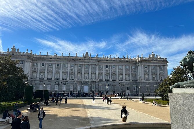 Madrid: Royal Palace Guided Tour with Skip the Line Ticket - The main drawback: group size and a hurried finish
