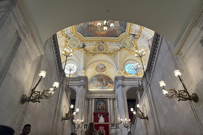 Madrid: Royal Palace Guided Tour with Skip the Line Ticket - English commentary and guide quality