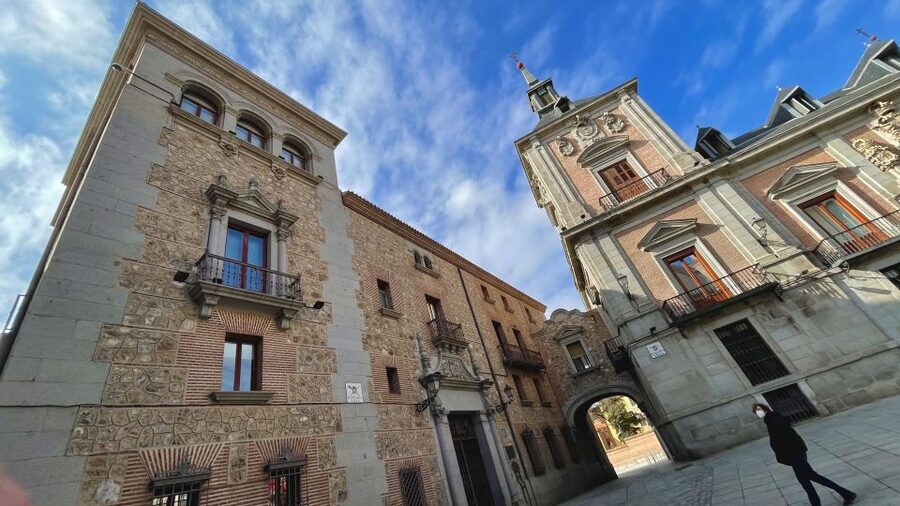 Madrid: Royal Palace Skip-the-Line Guided Tour - Plaza de la Villa and the old civic quarter