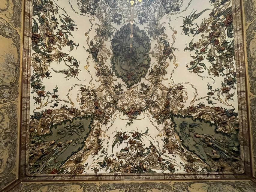Madrid: Royal Palace tour - semi private or private - Small group or private tour?