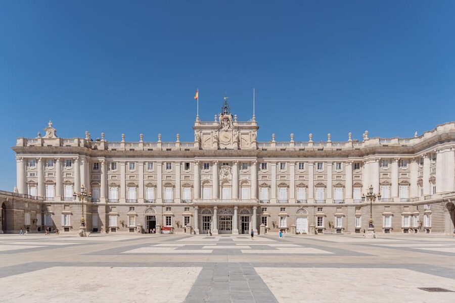 Madrid: Royal Palace VIP Tour with Skip-the-Line Ticket - Getting inside without the regular queue