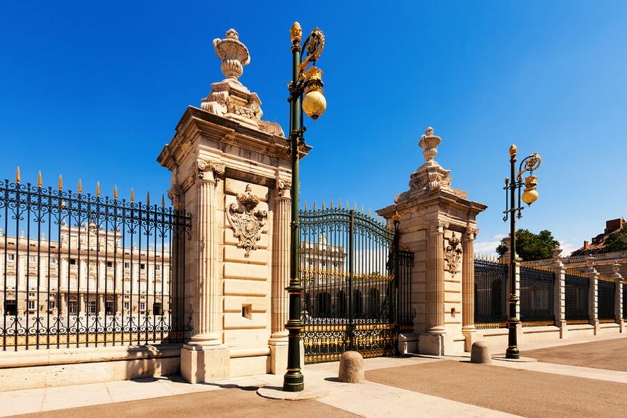 Madrid: Royal Palace VIP Tour with Skip-the-Line Ticket - A guide can change the whole visit