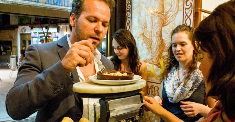 Madrid: Tapas & Wine Tasting Tour with Local Guide - Stop one: an easy start with local guidance