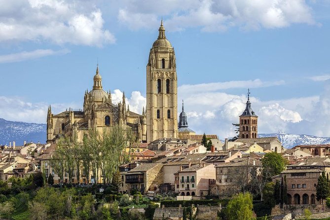 Madrid to Avila & Segovia: Full-Day Highlights Tour - Segovia begins with an unforgettable Roman aqueduct