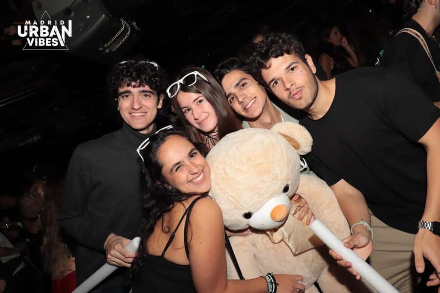 Madrid: Top Pub-Crawl with Drinks and Nightclub Entry - Puerta del Sol: a lively first stop