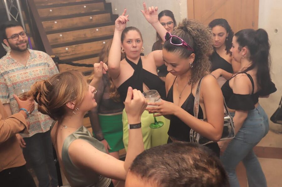 Madrid: Top Pub-Crawl with Drinks and Nightclub Entry - Plaza de Santa Ana: another hour of social time
