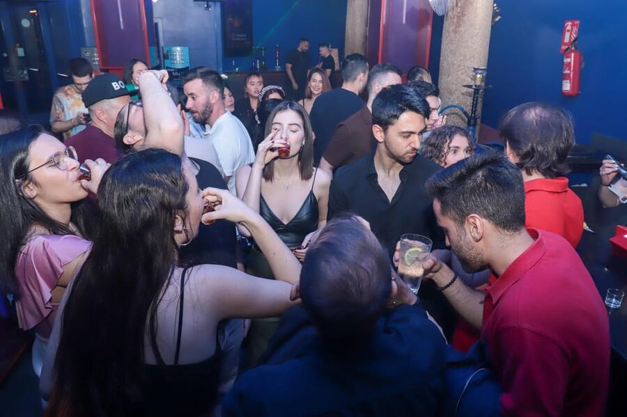 Madrid: Top Pub-Crawl with Drinks and Nightclub Entry - Las Letras Quarter: where dancing takes over