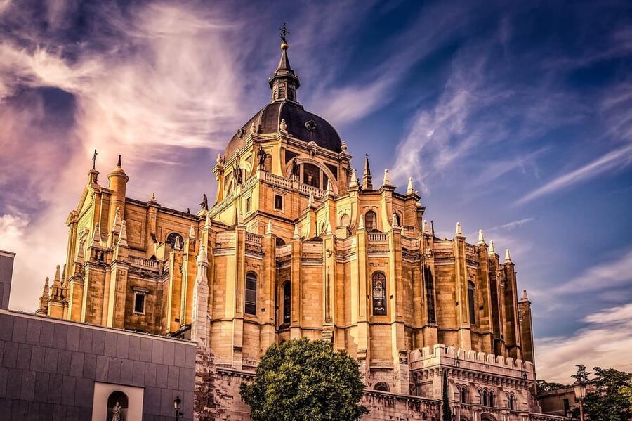 Madrid: Welcome to Madrid Guided Walking Tour in English - Ending at the Congress of Deputies