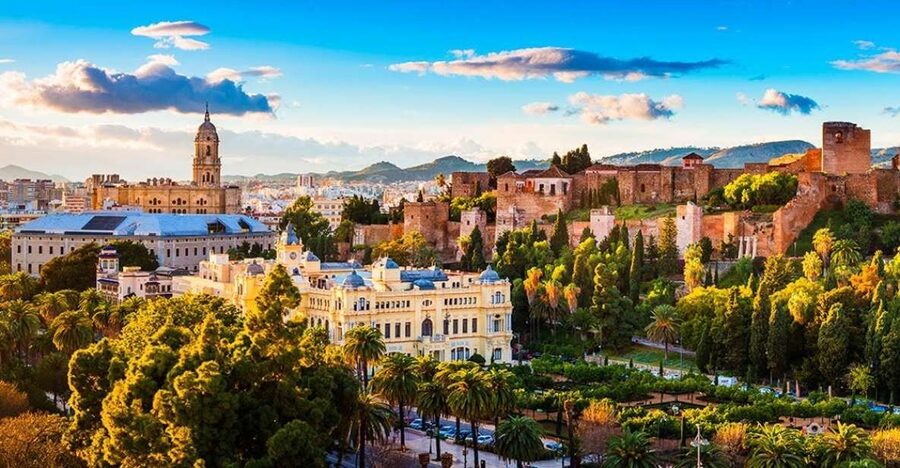 Málaga: Cathedral, Alcazaba, Roman Theater Walking Tour - Key points at a glance