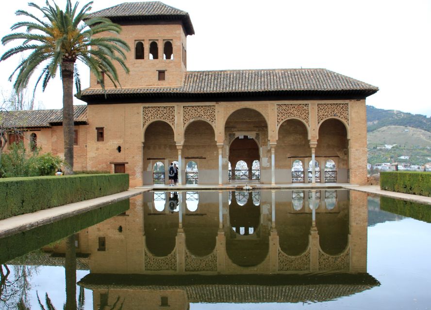 Malaga: Granada Day Trip with Alhambra, Palaces and Gardens - The Generalife Gardens and the quieter side of the visit