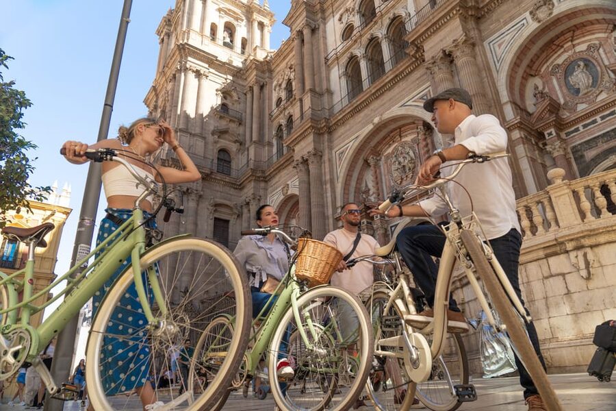 Málaga: Highlights, Hidden Gems and Coast Vintage Bike Tour - Key points at a glance