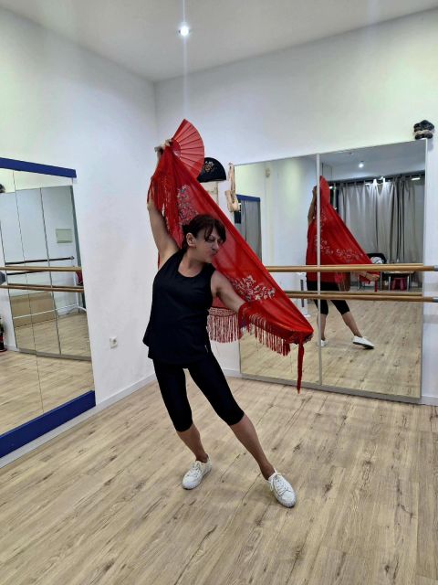 Málaga: Learn to dance flamenco rumba in 45 minutes - Fans, hats, shawls, and the photo factor
