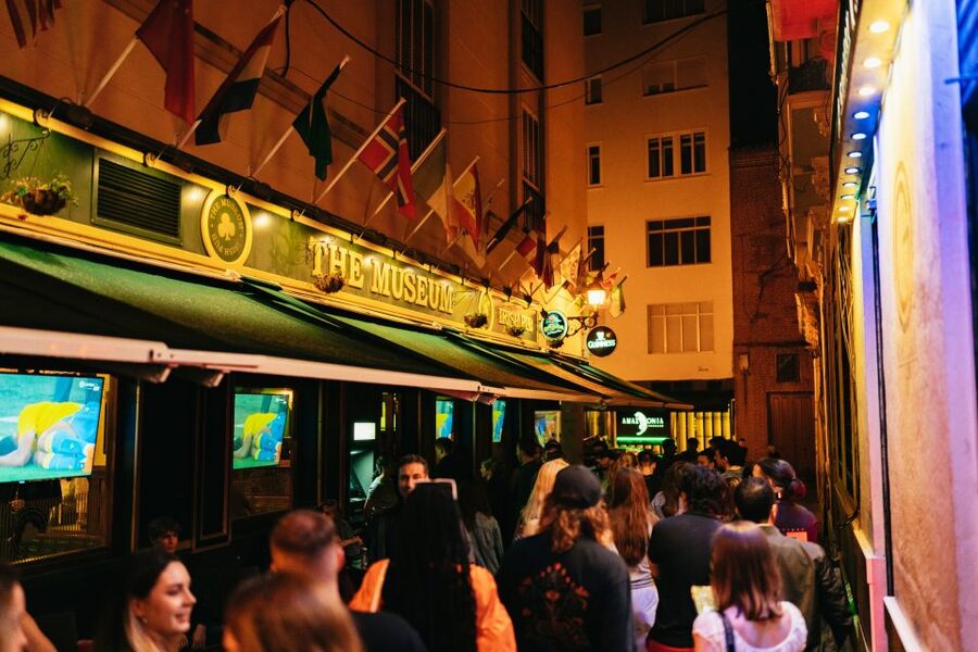 Malaga: Pubs and Clubs Crawl - Stop One: A Relaxed Start With a Free Drink