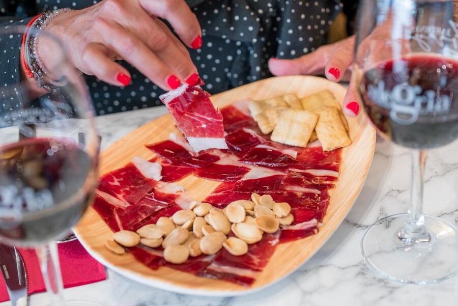 Malaga: Show and Food at Alegría Flamenco and Restaurant - What the one-hour flamenco show delivers