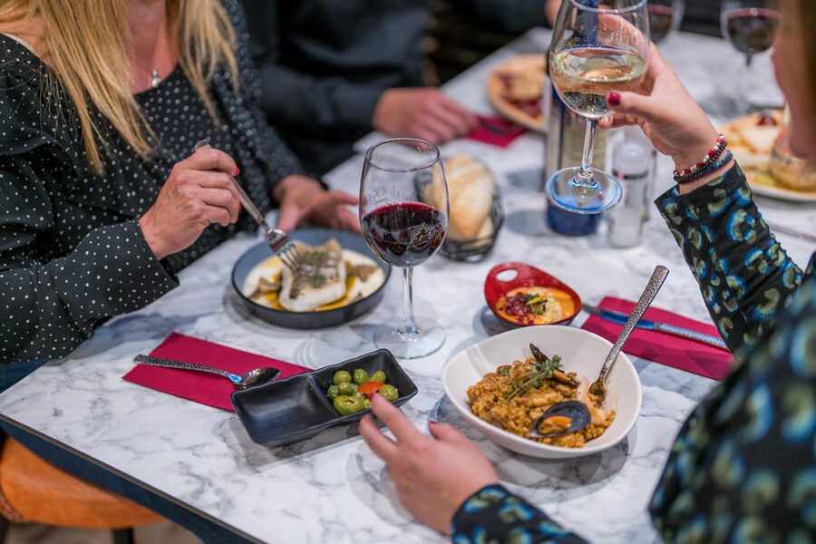 Malaga: Show and Food at Alegría Flamenco and Restaurant - Arriving at the restaurant and choosing your table
