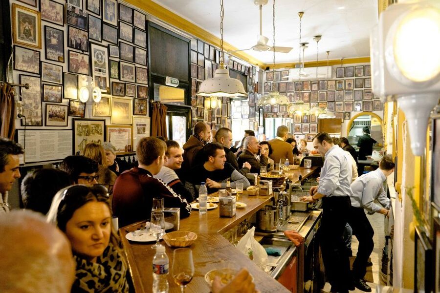 Malaga: Tapas Crawl - Second Stop: A Brief Photo and Wine Break
