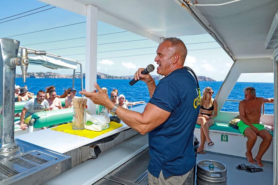 Mallorca: Dolphin Watching Cruise - Food, drinks, and the onboard atmosphere