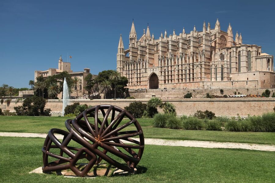 Mallorca: Drach and Hams Caves, and Porto Cristo Day Tour - Guides and multilingual commentary