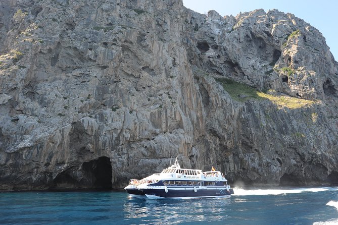 Mallorca in One Day Sightseeing Tour with Boat Ride and Vintage Train - A short look at Sóller before the wooden train