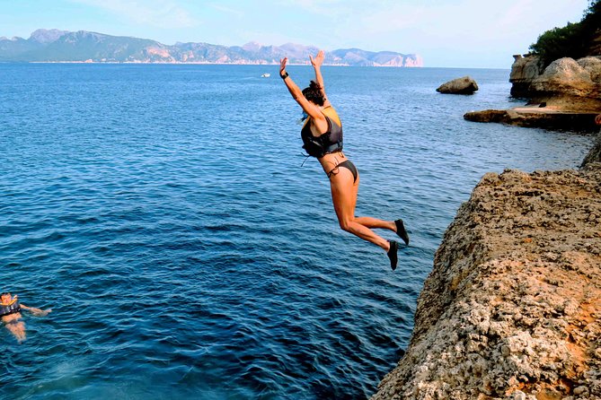Mallorca: Kayaking, Sea Cave, Cliff Jumping & Snorkel Tour - The marine cave and the treasure-hunt story