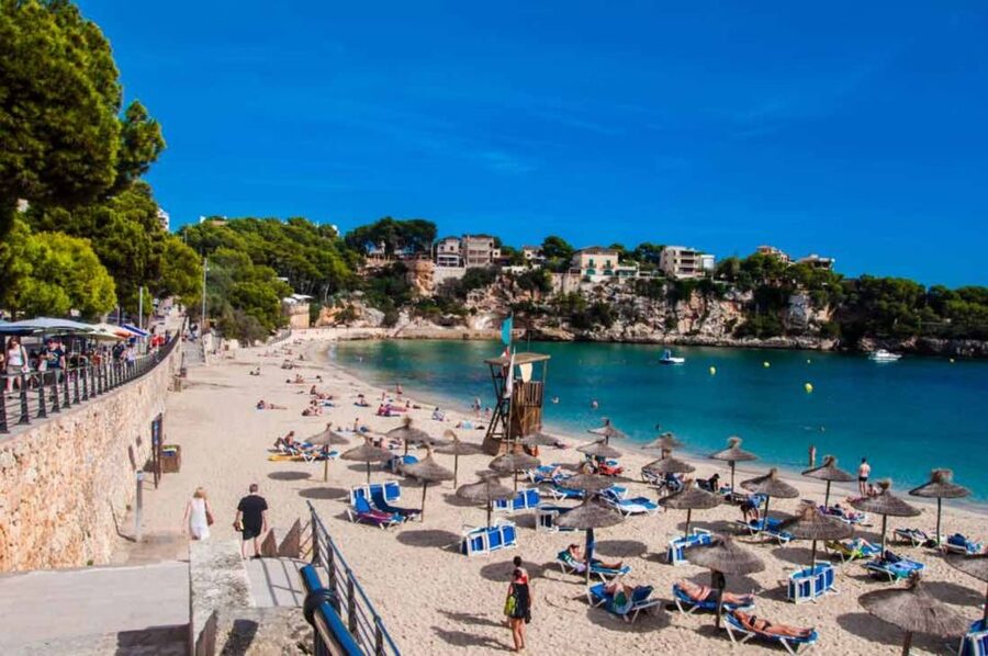 Mallorca: Ticket for Caves of Drach with Pickup Service - Lake Martel and the strange beauty of live music underground