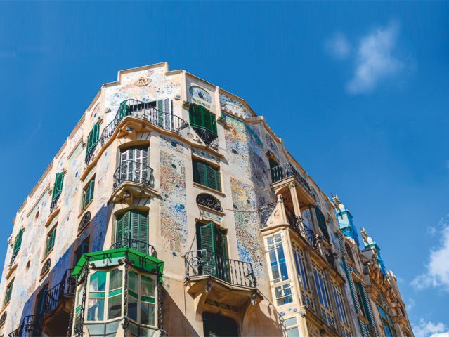 Palma de Mallorca: Guided Tour of the Old Town - Palaces, patios, and Modernisme details