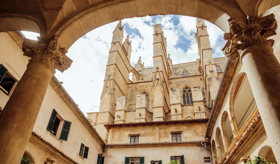 Palma de Mallorca: Old Town and Cathedral Tour - Why the guide makes a difference inside