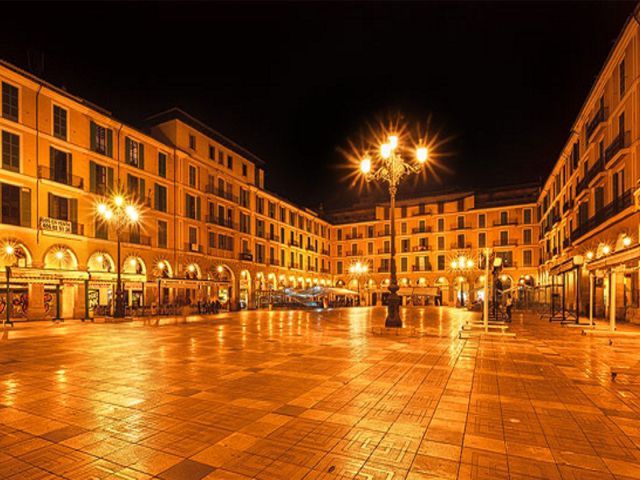 Palma de Mallorca: Old Town Atmospheric Evening Tour - German delivery and the guides
