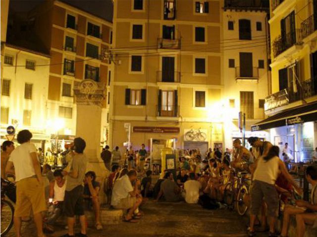 Palma de Mallorca: Old Town Atmospheric Evening Tour - Plaza del Mercat and the smaller lanes