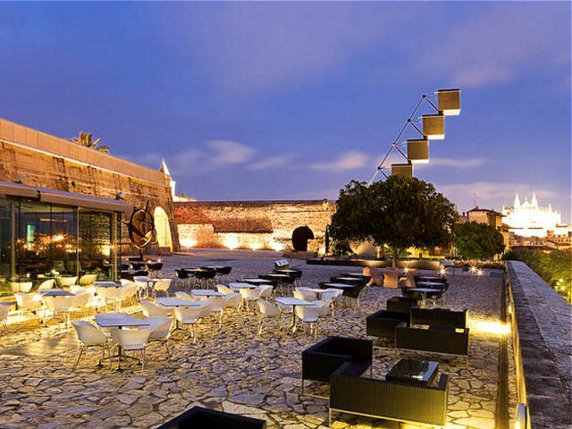 Palma de Mallorca: Old Town Atmospheric Evening Tour - Meeting near Parc de la Mar and Lennox The Pub