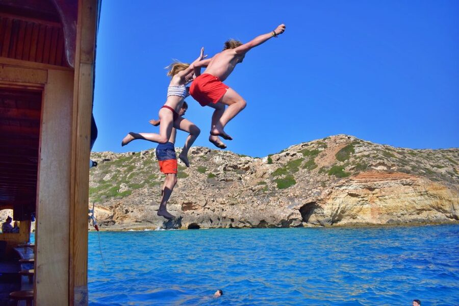 Palma de Mallorca: Palma Bay Boat Tour with Snorkeling - Pizza, drinks, and the onboard bar