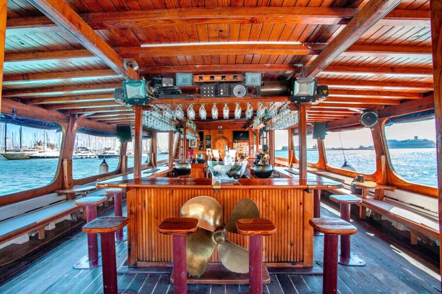 Palma de Mallorca: Palma Bay Boat Tour with Snorkeling - DJ, guitar, and the party atmosphere