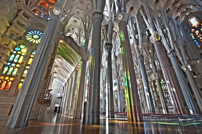 Park Guell and Sagrada Familia Private Tour with Hotel pick-up - Eixample and the modernist boulevard