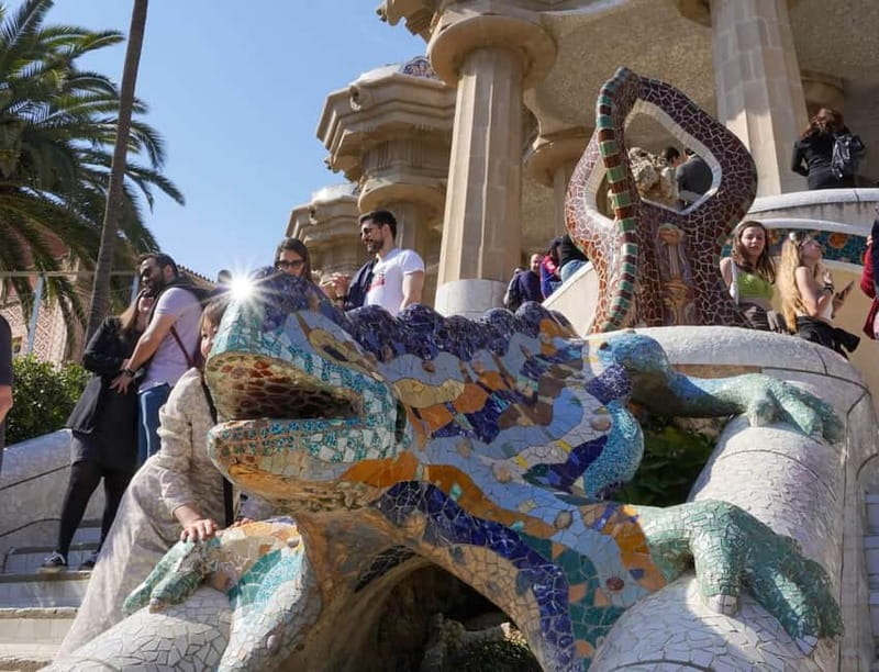 Park Güell: Guided Tour with Optional Gaudí Experience Entry - Checking in at the Gaudí Experience office