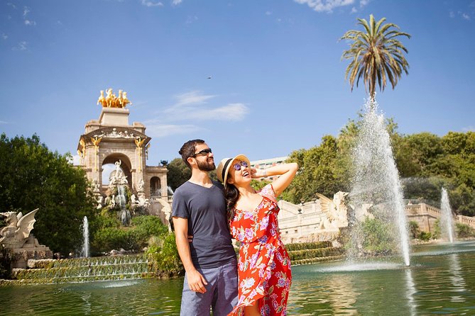 Photoshoot tour in Barcelona Secret Corners - Pont del Bisbe and one of Barcelona’s famous backdrops
