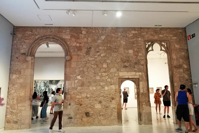 Picasso Museum and Walking Tour Plus Optional Wine & Food Tasting - Carrer d’Avinyó and a revolutionary painting