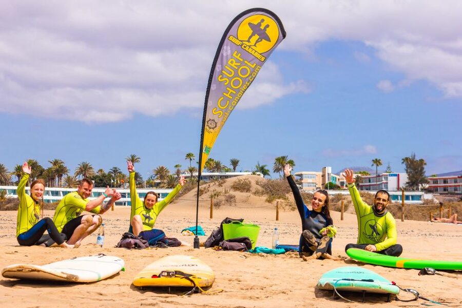 Playa del Inglés Maspalomas: High Quality Surf Classes - Getting fitted with the right equipment