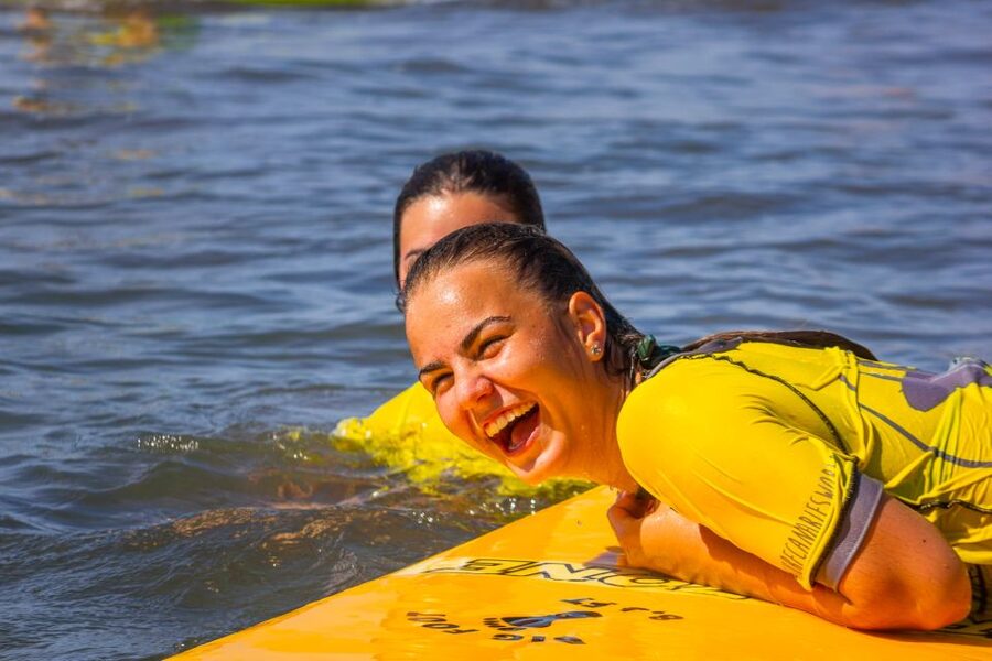 Playa del Inglés Maspalomas: High Quality Surf Classes - Water, fruit, and photos after the first session