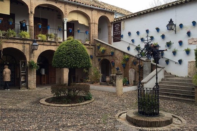 Private Visit Mosque-Cathedral, Jewish quarter, Alcazar and Synagogue - Calleja de las Flores and Cordoba’s famous photo stop
