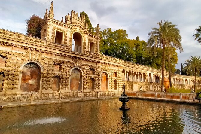 Private Walking Tour Alcazar and Cathedral in Sevilla - Timing, meeting point, and the walking reality