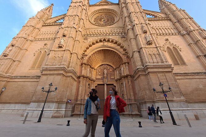 Private walking tour in Palma de Mallorca with local guides. - How the guide affects the experience