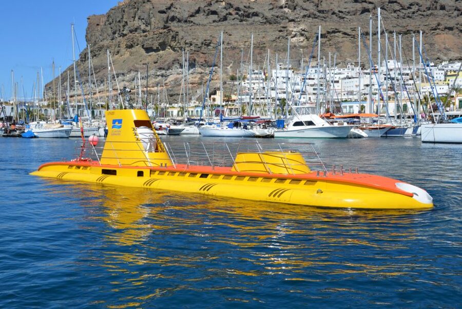 Puerto de Mogán: Submarine Tour - Boarding the submarine and settling inside