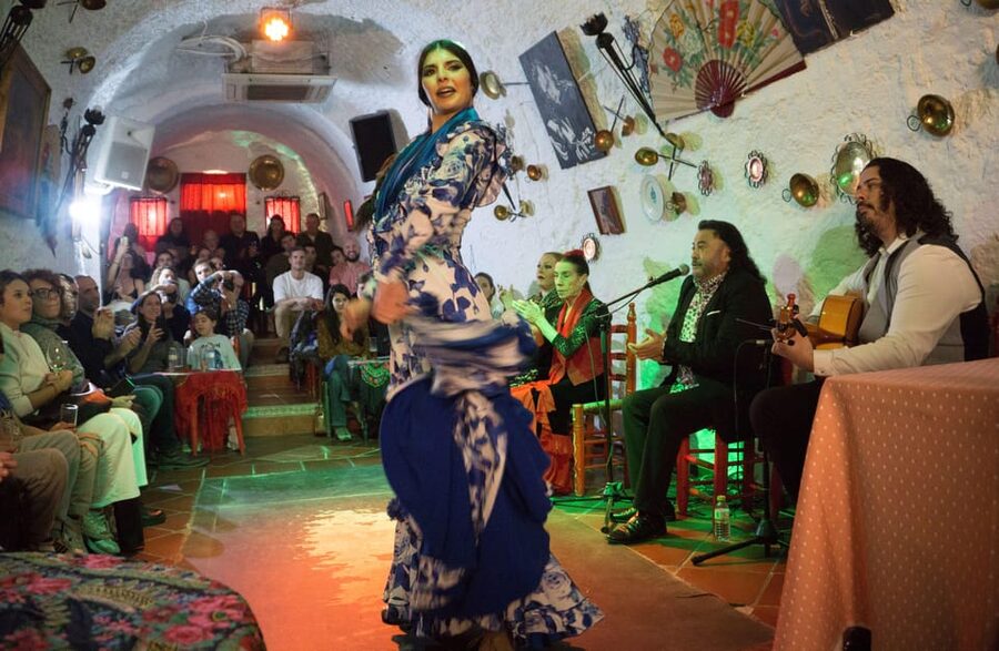 Sacromonte: Flamenco Show at Cuevas Los Tarantos Tickets - Close seats, strong acoustics, and a few physical limits