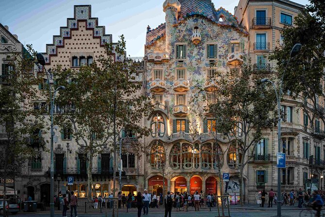 Sagrada Familia & Barcelona Small Group Tour with Hotel Pick-up - Walking through the Gothic Quarter