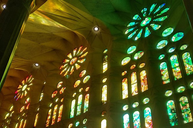 Sagrada Familia English Guided Tour & Optional Tower Access - Is the optional tower access worth the trouble?