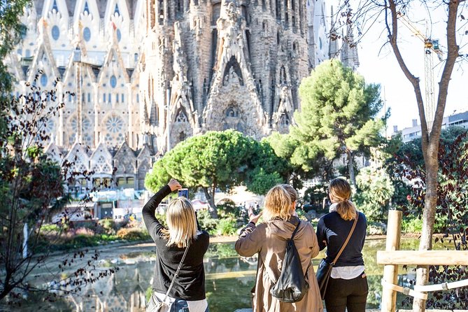 Sagrada Familia Fast Track Guided Tour with Towers Access - Meeting at Julià Travel near the basilica