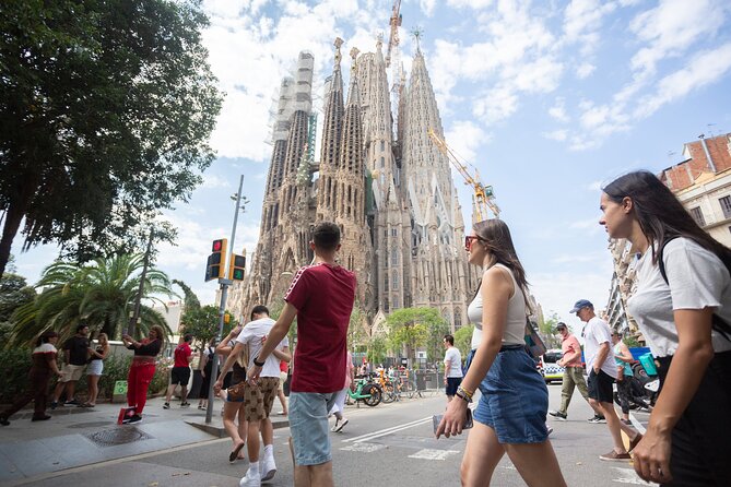 Sagrada Familia Guided Tour with Skip the Line Ticket - Why a guide helps inside the Sagrada Familia